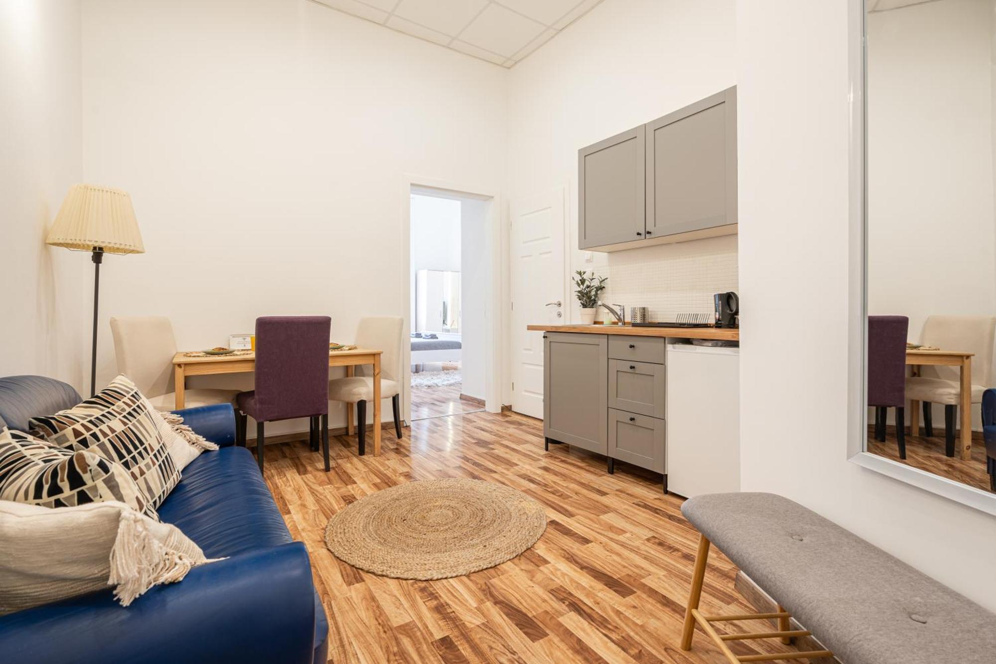 Evergreen Downtown Apartment